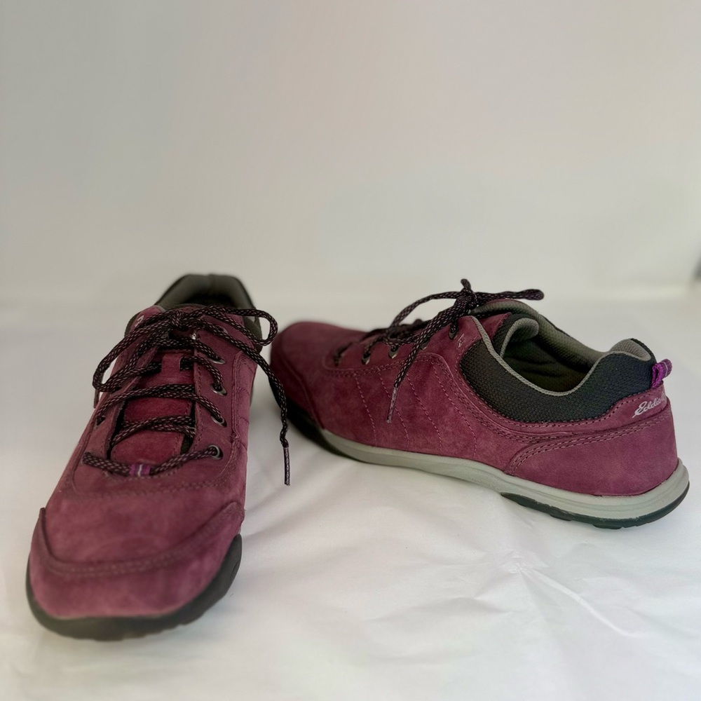 🌸Eddie Bauer pre-owned Women's Sneakers in Burgundy and Black. Size 10